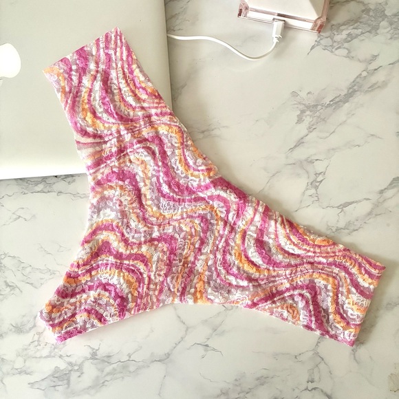 PINK Victoria’s Secret Groovy Lace Thong - Picture 1 of 4